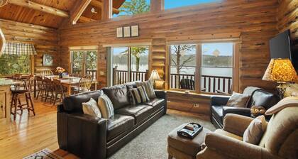 THE CLAM SHELL Log Home on Clam Lake | Hot Tub!