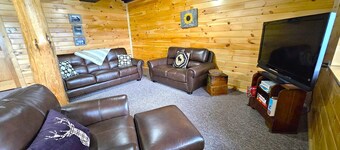 THE CLAM SHELL Log Home on Clam Lake