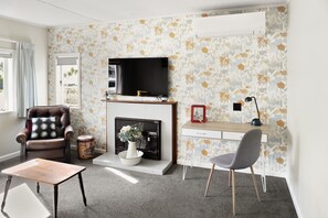 Smart TV, books, stereo