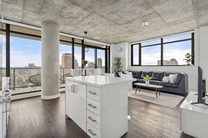 Interior - The Metro - Swimming Pool + DT City Views! (Calgary)
