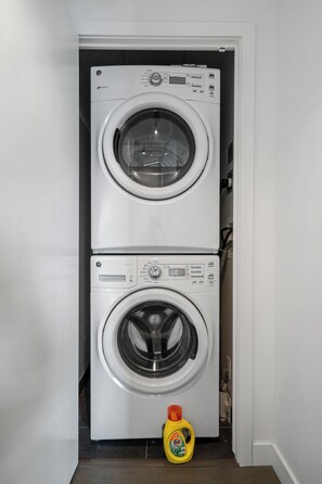 Interior - The Metro - Swimming Pool + DT City Views! (Calgary)