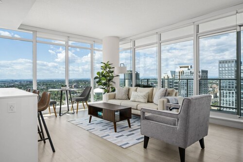 300 Ft in the Sky! Stampede | 2BDR | PRKG