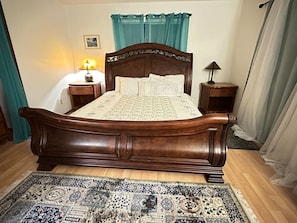 Desk, iron/ironing board, WiFi, bed sheets