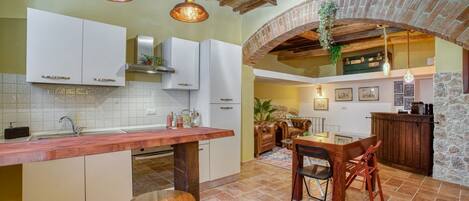 Een koelkast, een magnetron, een oven, een kookplaat