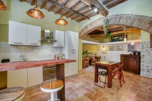 Frigorífico, microondas, horno y placa de cocina