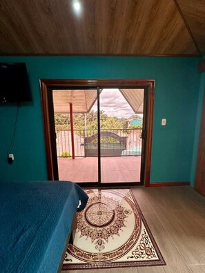 2 chambres, bureau, fer et planche à repasser, lit de bébé portatif