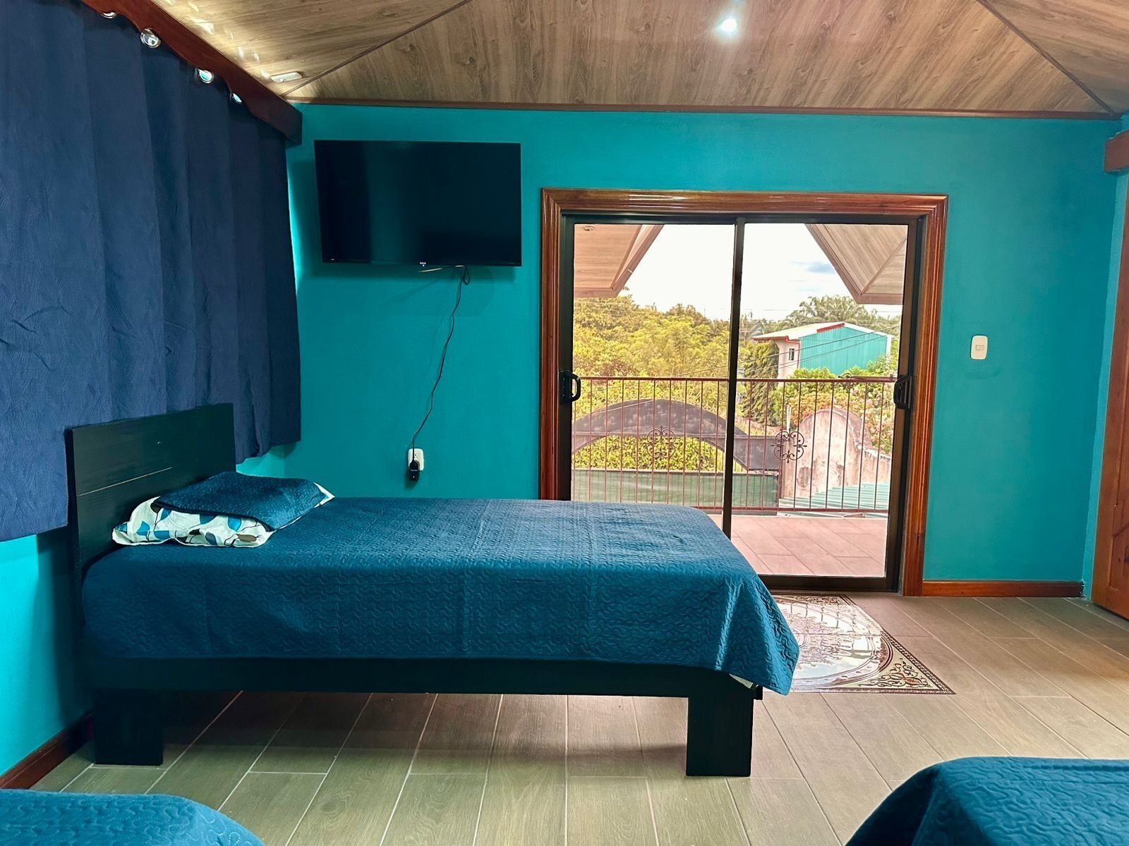 2 habitaciones, escritorio y tabla de planchar con plancha 