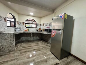 Fridge, microwave, oven, stovetop - House in Paso Canoas, CR, of 84 with 3 AC and fully equipped. (Paso Canoas)