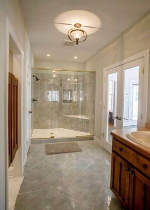 Dusj, boblebad, hårføner og håndklær