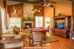 Smart TV, fireplace - Spectacular Mountain View - Close to Attractions (Sevierville)