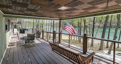 A Shore Thing - no steps to dock! Hot tub, fire pit ~ Sleeps 22 ~
