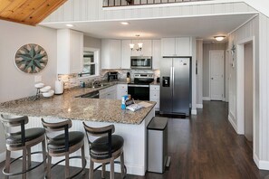 Kjøleskap, mikrobølgeovn, ovn og kokeplater