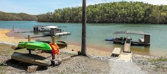 A Shore Thing - no steps to dock! Hot tub, fire pit ~ Sleeps 22 ~