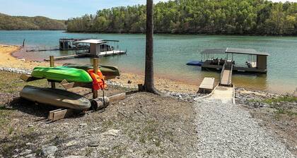 A Shore Thing - no steps to dock! Hot tub, fire pit ~ Sleeps 22 ~