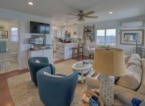 Smart TV, books - Spectacular Sandy Beach & Private Dock Retreat in Charming Dewey Beach- AC/Wifi (Dewey Beach)