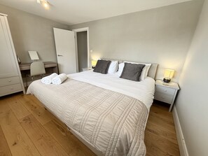3 habitaciones, tabla de planchar con plancha y cuna de viaje 