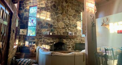 Stunning Soulful Rustic Retreat in acres of native bushland. Pet friendly