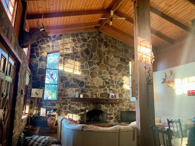 Stunning Soulful Rustic Retreat in acres of native bushland. Pet friendly