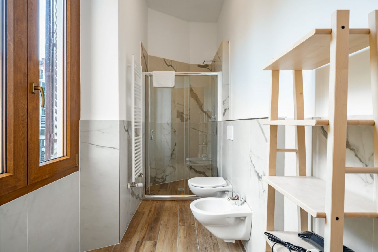 Bruser, hårtørrer, bidet
