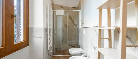 Dusche, Haartrockner, Bidet