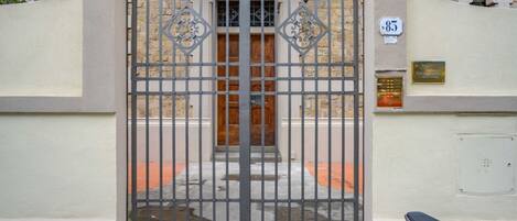 المنشأة من الخارج