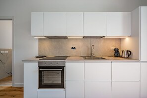 Réfrigérateur, un four, surface de cuisson, lave-vaisselle