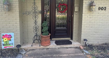 Charming 3-bedroom home in quiet Bryan neighborhood in the heart of AggieLand!