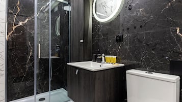 Ducha, artículos de higiene personal gratuitos y secador de pelo