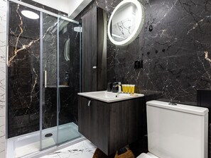 Shower, free toiletries, hair dryer, towels - Deep Blue Gdynia Apartment (Gdynia)