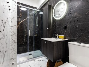 Regadera, amenidades de baño gratuitas, secadora de cabello, toallas 