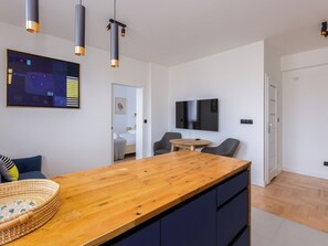 1 slaapkamer, een strijkplank/strijkijzer, beddengoed