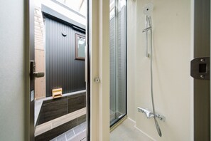 Combined shower/tub, free toiletries, hair dryer, towels - GRANSTAY Yufuin (Yufu)
