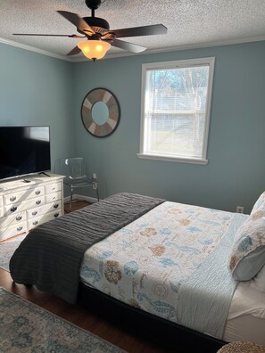 2 makuuhuonetta, työpöytä, silitysrauta/-lauta, ilmainen Wi-Fi