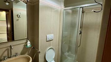 Habitación triple superior | Baño | Ducha, secador de pelo, toallas y jabón