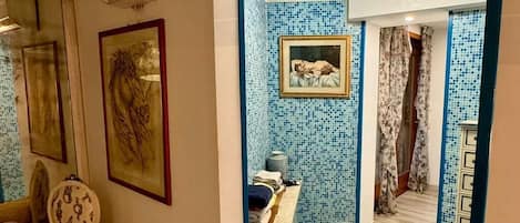 Habitación cuádruple familiar | Área de sala de estar