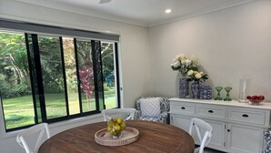 คอมฟอร์ทอพาร์ทเมนท์, ลานระเบียง, วิวสวน | ห้องรับประทานอาหาร