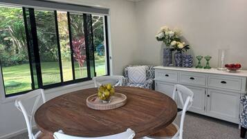 Comfort Apartment, Patio, Garden View | Ruang makan