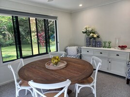 Comfort Apartment, Patio, Garden View | Dining room