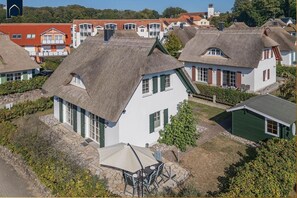 Unclassified image, 4 of 32, button