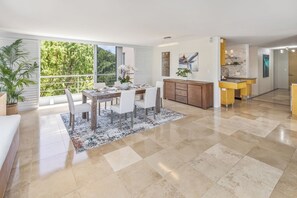 Dining - Oceanfront Living on the Gold Coast! (Honolulu)