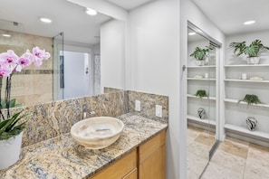 Bathroom - Oceanfront Living on the Gold Coast! (Honolulu)