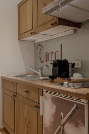 Wasserkocher mit Kaffee-/Teezubehör, Kühlschrank, Wasserkocher