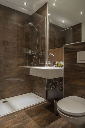 Dusche, Haartrockner, Handtücher