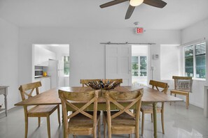 Dining - Spacious 4-bedroom apartment in cool Miami Beach steps away from the beach! (Miami Beach)