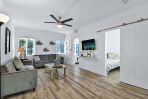 Living area - Spacious 4-bedroom apartment in cool Miami Beach steps away from the beach! (Miami Beach)