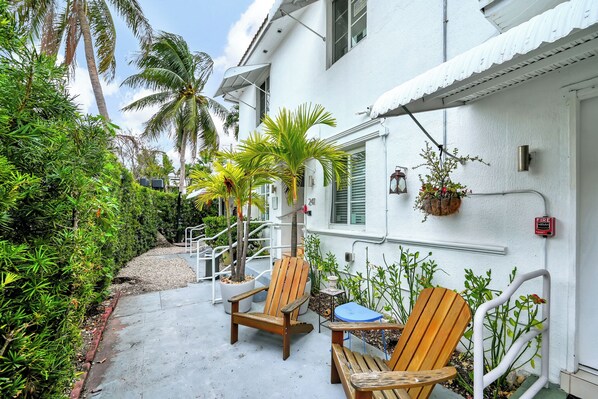 Terrace/patio - Spacious 4-bedroom apartment in cool Miami Beach steps away from the beach! (Miami Beach)