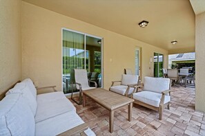 Outdoor dining - Glorious Home near Disney with Game Room, Themed Rooms, WaterPark & Resort. (Kissimmee)