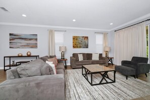 TV - Glorious Home near Disney with Game Room, Themed Rooms, WaterPark & Resort. (Kissimmee)