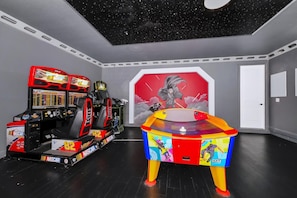 Games room - Glorious Home near Disney with Game Room, Themed Rooms, WaterPark & Resort. (Kissimmee)