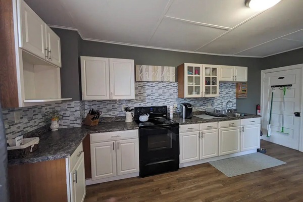 Kylskåp, mikrovågsugn, ugn och spishäll